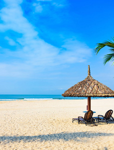 集团甲板椅子撑一把伞，沙滩海热带阳光灿烂的日子