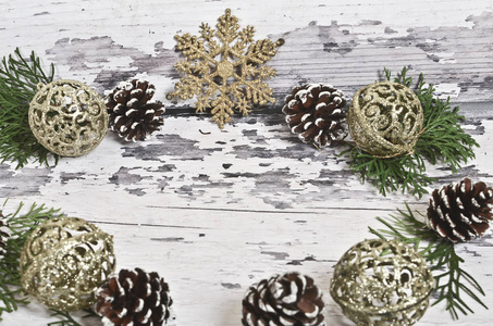 圣诞树装饰品和圆锥与树枝在背板