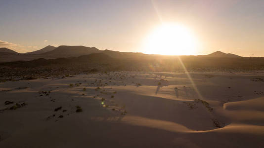 日落时分的沙丘鸟瞰图, 埃马托尔