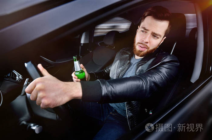 在车里喝酒.那个拿着啤酒的家伙有啤酒的男人紧急情况.社会