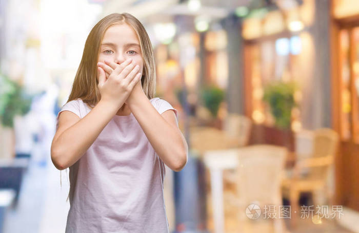 年轻漂亮的女孩在孤立的背景下震惊地捂着嘴 误了手.秘密概念