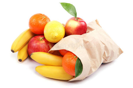 纸袋里的新鲜水果。