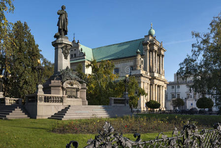 波兰伟大诗人亚当米基维奇在华沙的纪念碑
