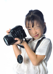 亚洲小女孩手持照相相机的照片图片