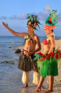 年轻的波利尼西亚太平洋岛屿大溪地舞蹈夫妇