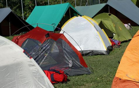 他们睡觉的帐篷，孩子们和人们躲避天气
