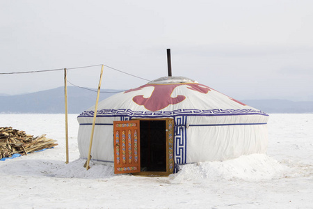 布里亚特蒙古包贝加尔湖的冰上图片