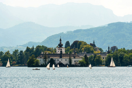 在 Traunsee 湖，奥地利城堡城堡 Ort