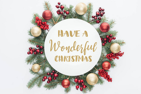 松树花圈的顶部视图与圣诞节装饰与 有一个美妙的圣诞节 字母在中间孤立在白色