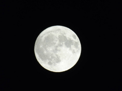 在冬天的日子里, 在热诺瓦市上空惊人的满月