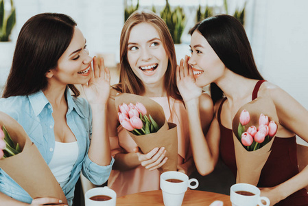 快乐的女人与花束。3月8日的花束。花束与女孩。关心女孩。迷人的美丽的女人在3月8日。迷人的美丽的女人。花与多富营养化的女孩。这一