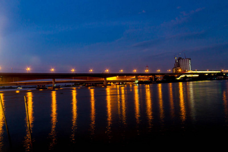 泰国拉塔纳提贝路的 phra nang klao 桥横穿 chao phraya 河