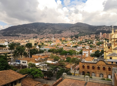 哥伦比亚麦德林的传统和历史街区的全景, 充满了橙色和兵马俑砖建筑和典型山脉的背景