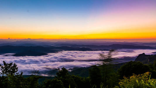 日落俯瞰山与雾