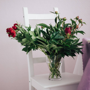 在椅子上的花瓶里的红牡丹花束, 婚礼装饰