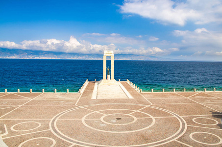 雅典娜女神雕像纪念碑维奥钮二世上竞技场报密接附近的长廊卡拉乔洛海滨 Falcomata 与墨西拿海峡和西西里岛背景, 雷焦卡拉布