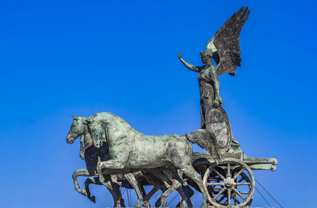 战车雕像在意大利罗马维托里亚诺 祖国祭坛 上的戴尔安盟