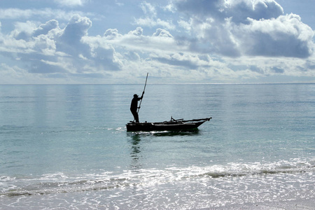 阳光明媚的早晨, 渔民在桑给巴尔附近的海洋中乘船