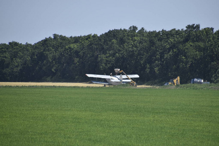 飞机农业航空安2。在飞机的田间喷洒化肥和杀虫剂。再充肥 an2