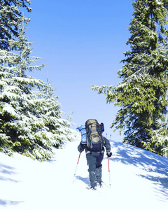 在山中徒步旅行背包与雪的冬天，