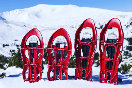 在山中徒步旅行背包与雪的冬天，