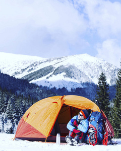 在山中徒步旅行背包与雪的冬天，