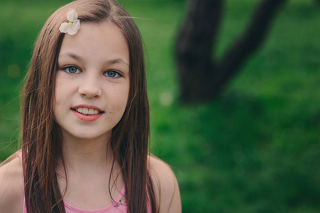 春天特写室外肖像的可爱 11 岁青春期孩子的女孩。在美丽的绽放樱桃园的春天过节