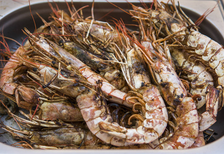开胃烤皇家虾。壁炉上的海鲜烧烤, 街头食品市场