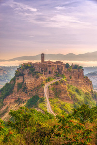 早上去在老城区 civita di bagnoregio意大利