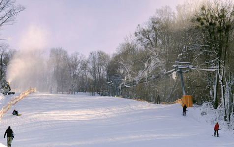 冬季运动滑雪坡与雪和滑雪缆车, 冬天寒冷天