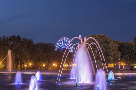 俄罗斯伊万诺沃市普希金广场上美丽明亮的喷泉。晚上拍照