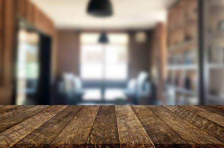 木板空桌面和模糊内部模糊在咖啡店背景, 模拟显示的产品