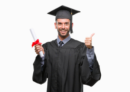 年轻英俊的毕业男子持有学位独立背景快乐的大微笑做 ok 标志, 拇指与手指, 优秀的标志