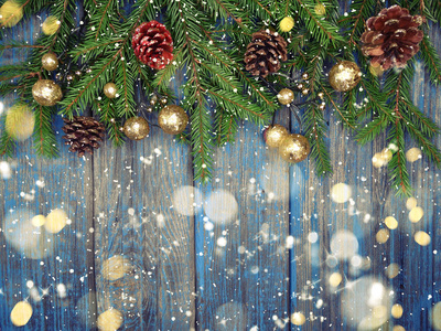 木制木板上的圣诞背景和球果装饰