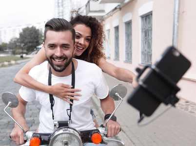 幸福的夫妇在摩托车上行驶。旅游概念