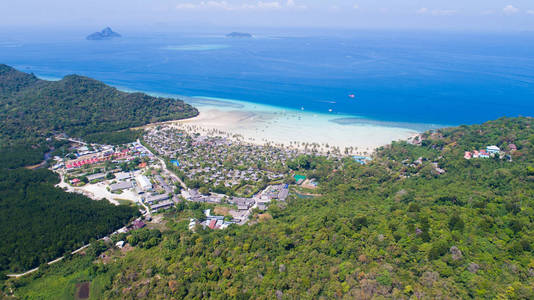 标志性的热带海滩和皮皮岛，泰国度假胜地的空中无人机照片