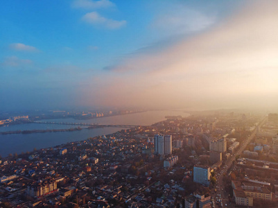 傍晚沃罗涅日城市上空的夜景, 雾中的阴霾, 暮色中城市市中心建筑的鸟图