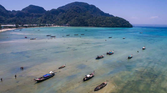空中无人驾驶的照片海和海岸线从皮皮岛标志性热带海滩岛，泰国
