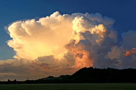夏季阳光下的积雨云风暴承载者图片