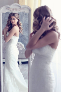 漂亮的新娘看镜子