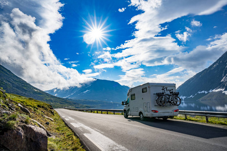 家庭度假旅行房车，在车房，旅行车车度假度假之旅。美丽的大自然挪威自然景观
