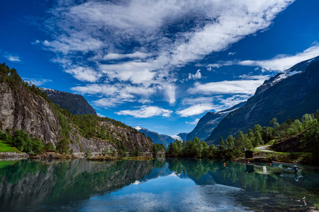 美丽的大自然挪威自然景观。lovatnet 湖