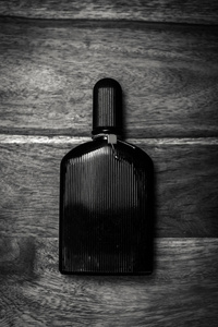 黑瓶香水在木制的背景