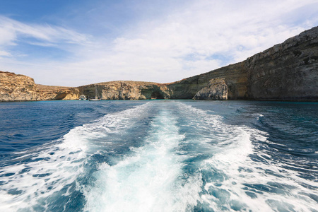 与美丽的蓝色水海景