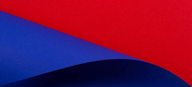 抽象多彩的背景。几何形状中的红色和蓝色纸张