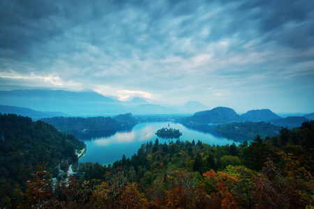 斯洛文尼亚秋天令人惊叹的布莱德湖全景 w