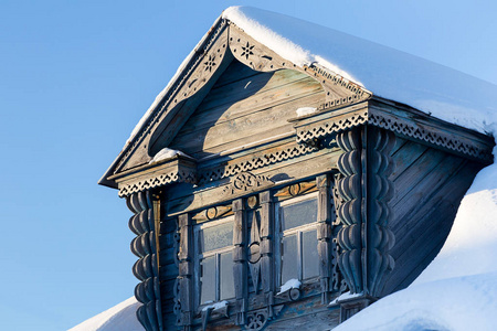 雕刻的房子的窗户古老的国家在蓝色天空背景下的雪
