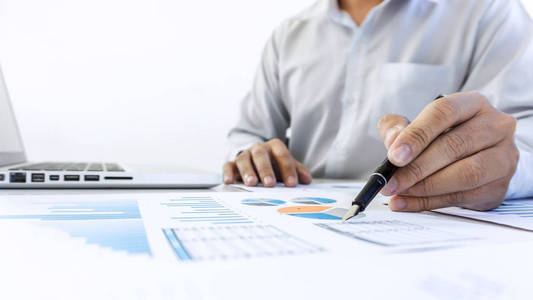企业会计工作审计和计算图表文件上的费用财务数据, 在工作场所做财务工作