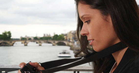 巴黎年轻的旅游摄影师在塞纳河上的桥上拍照