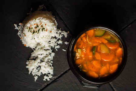 胡萝卜 南瓜 大米蔬菜汤。传统的食物。餐厅